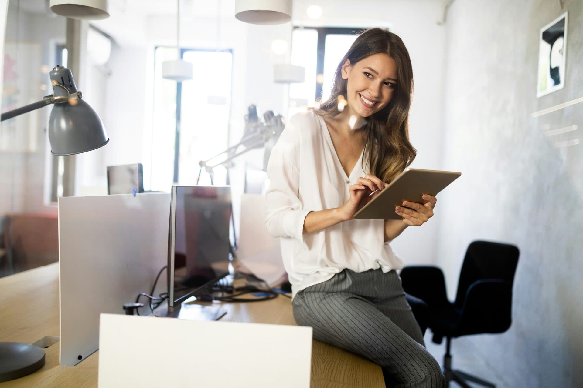 Professionnelle consultant une tablette